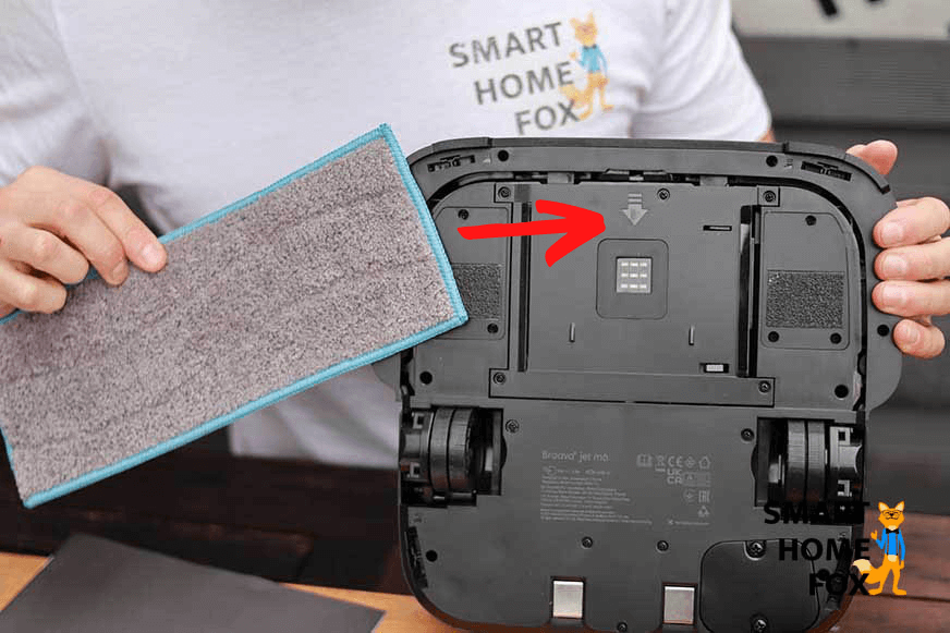 К нижней части iRobot Braava jet m6 прикрепляется салфетка для протирания